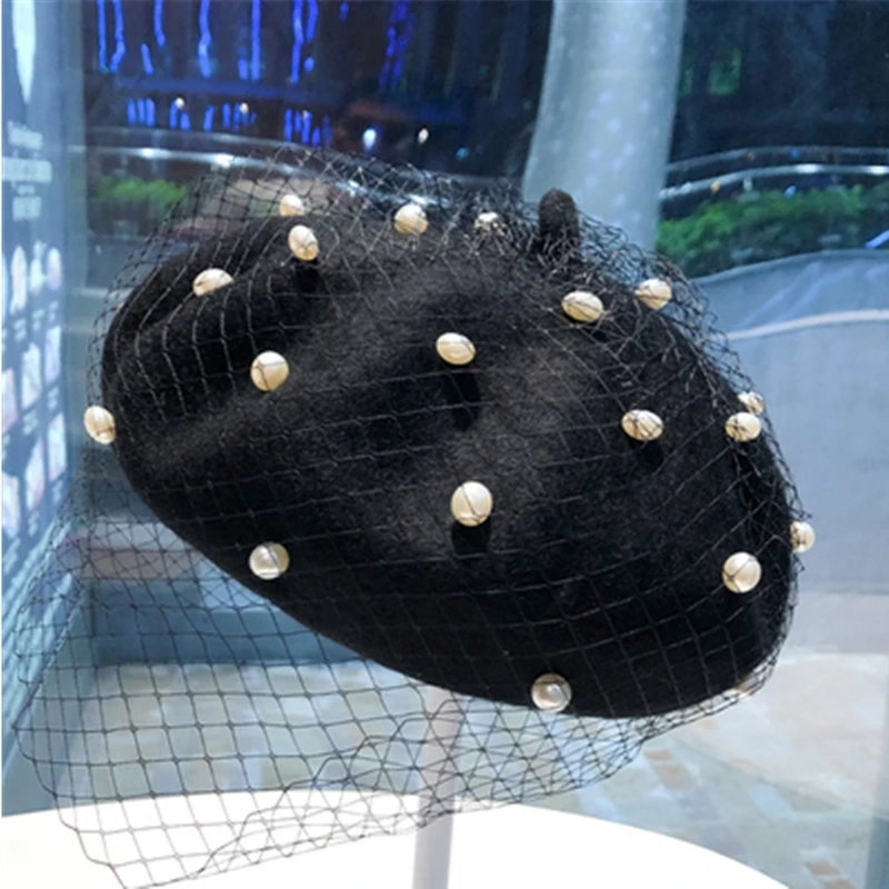 Женский берет с жемчужинами и сеткой