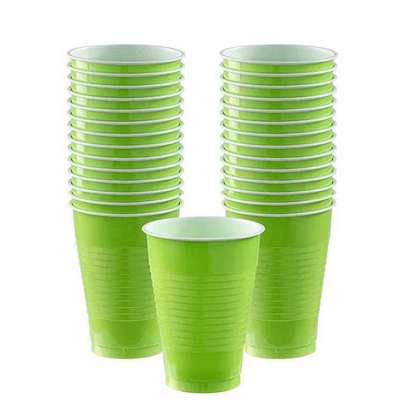 Чистые зеленые одноразовые пластиковые столовые приборы для детской вечеринки