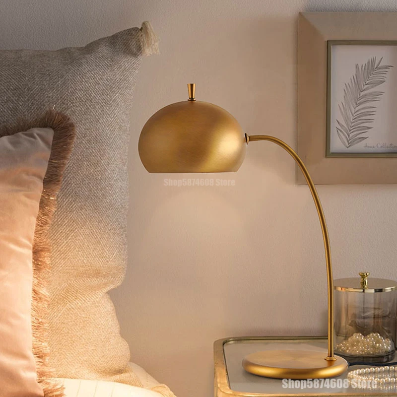 Скандинавская латунная настольная лампа в стиле ретро светодиодная для
