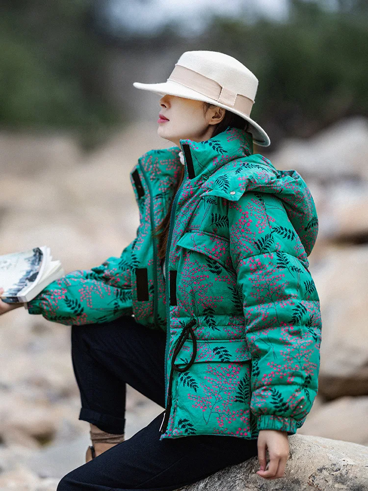 

Женская куртка-пуховик с капюшоном и цветочным принтом