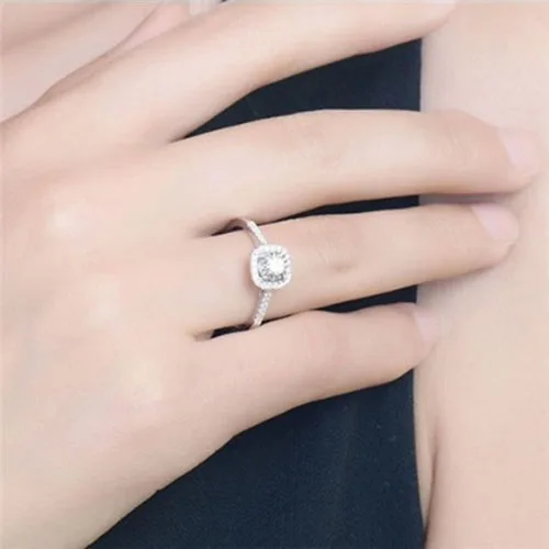 

Funmode White Gold Color Shiny Crystal AAA Cubic Zircon Finger Ring For Women Wedding Party Geometric Rings Wholesale FR199