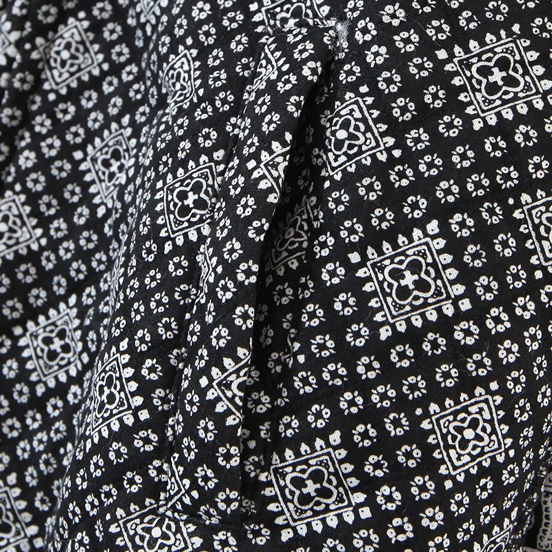 Женский однобортный пиджак черный с винтажным принтом и длинным рукавом деловая