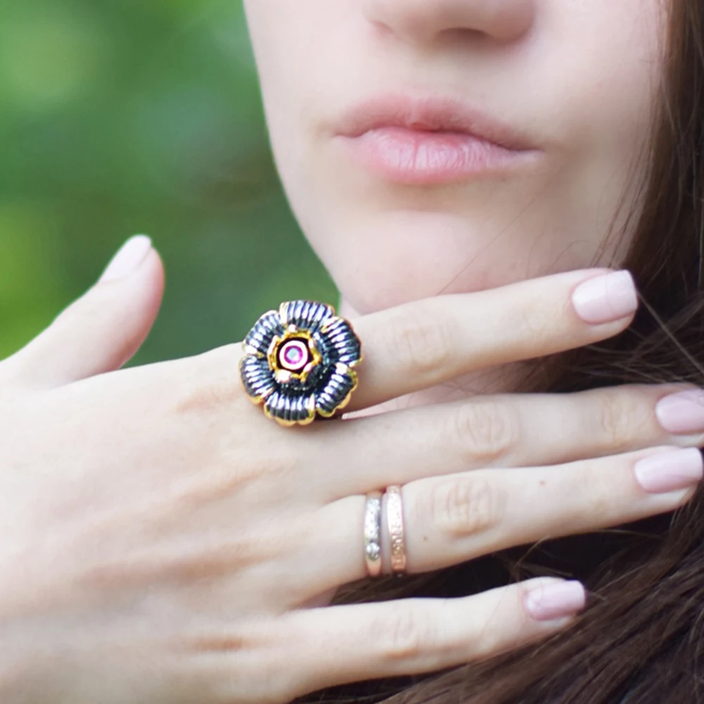 Женское кольцо с большим цветком черное красными кристаллами класса ААА