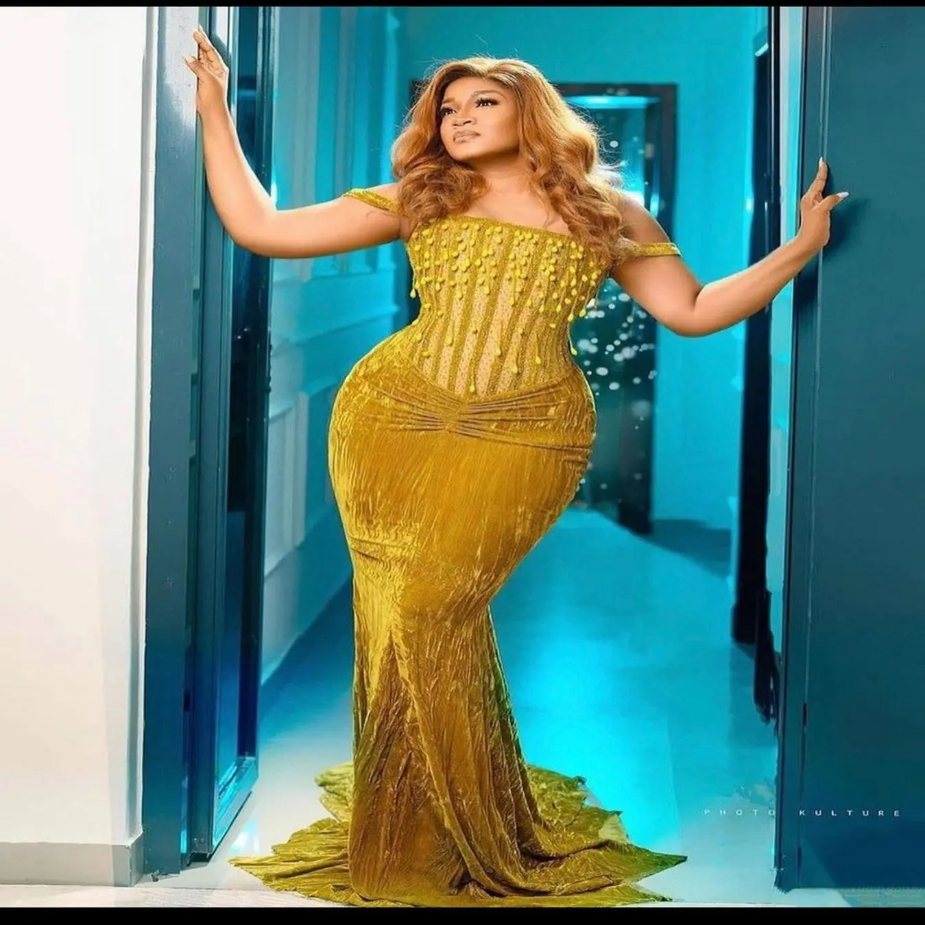 

Новая стильная текстильная спортивная обувь вечернее платье Aso Ebi Русалка Желтый Бархатный ожерелье с открытыми плечами развертки Поезд оборками размера плюс Выходные туфли на выпускной бал 07F
