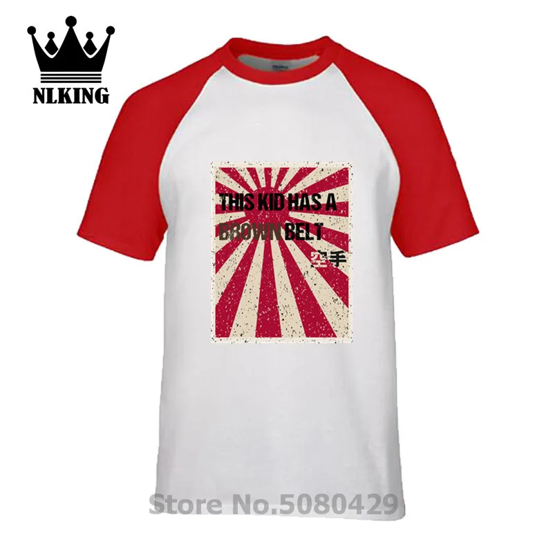 В винтажном стиле с потертостями коричневым поясом в ретро мальчик каратист