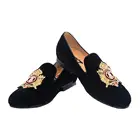 Jeder Sлоферы; Мужские бархатные туфли; Черные туфли ручной работы с вышивкой; Мужские туфли на плоской подошве для вечеринки и свадьбы