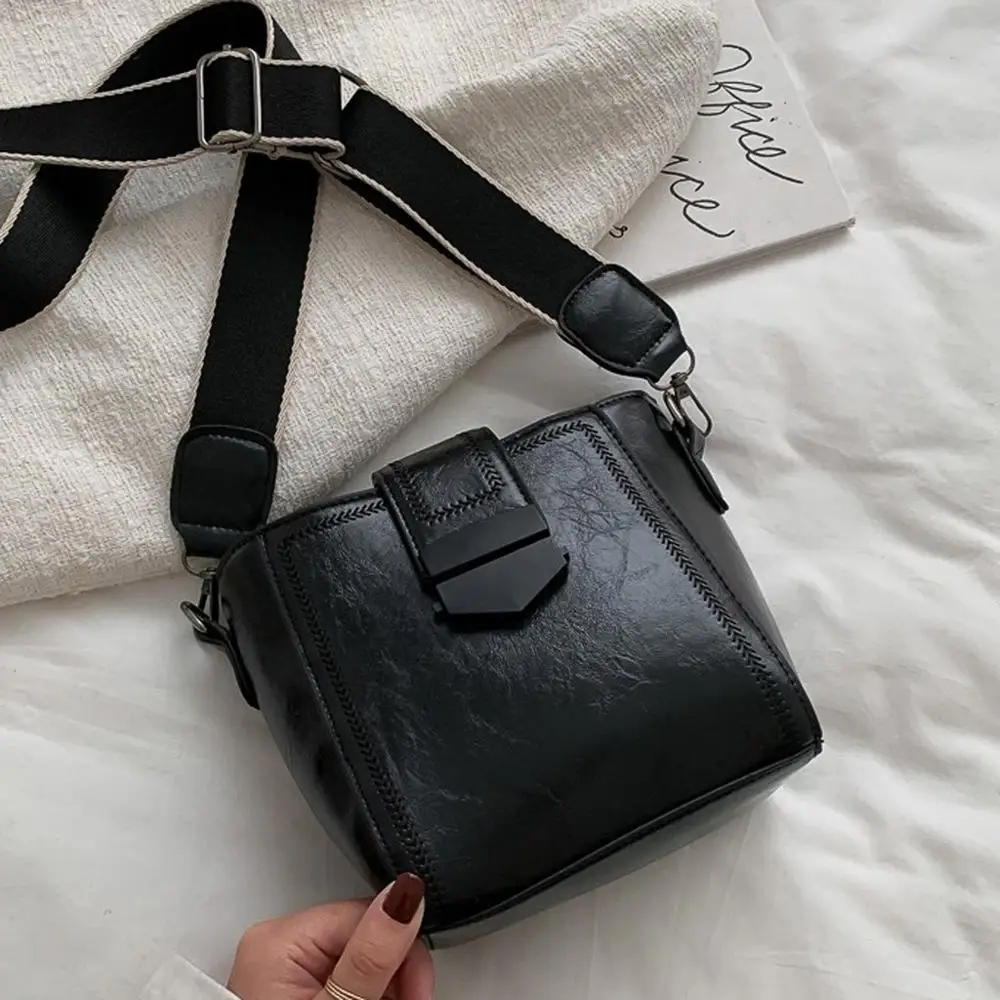 Модная женская сумка мессенджер через плечо однотонная вместительная кожаная