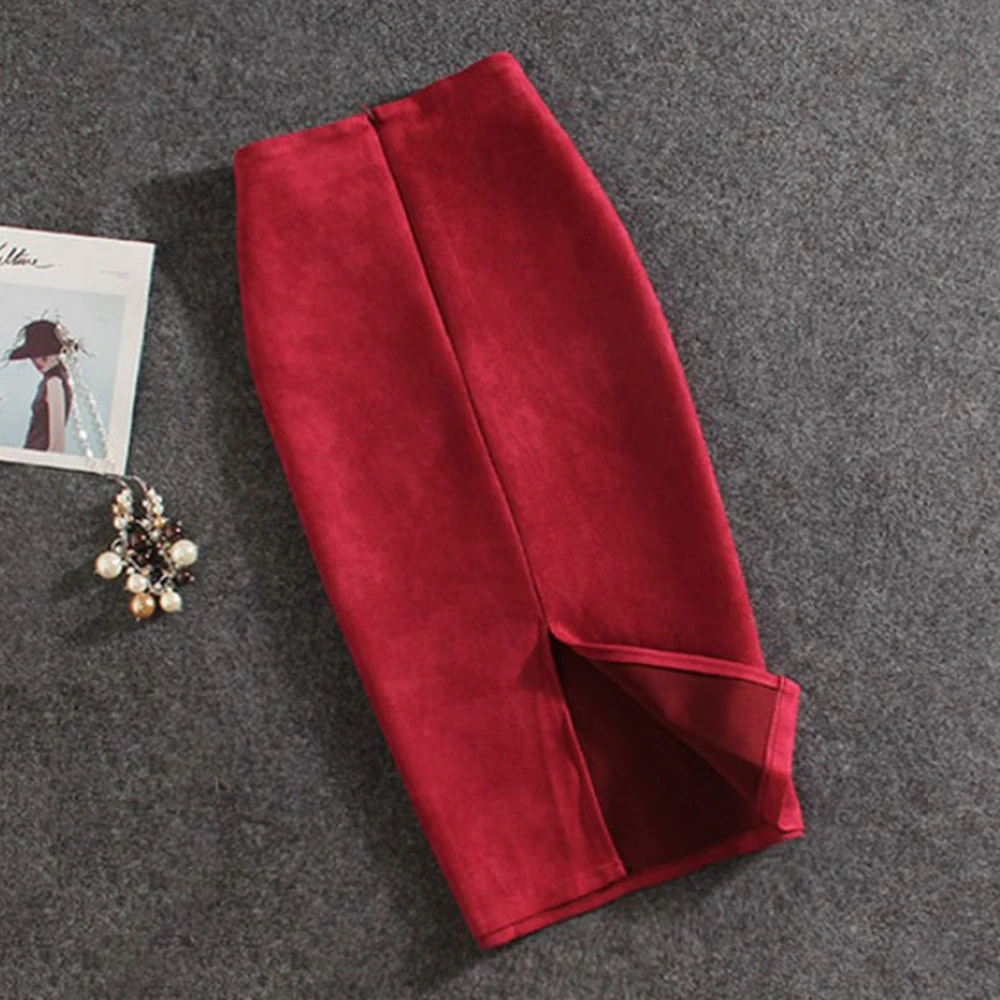 Женская зимняя однотонная замшевая юбка карандаш средней длины на бедрах