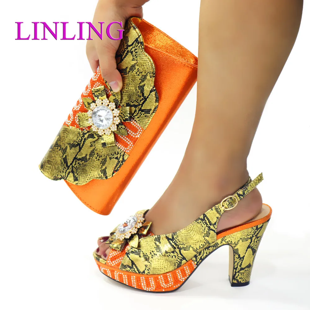 

Женские туфли и сумочка в итальянском стиле в комплекте с набором подходящих сумок из украшена стразы комплект из обуви и сумки в африканск...