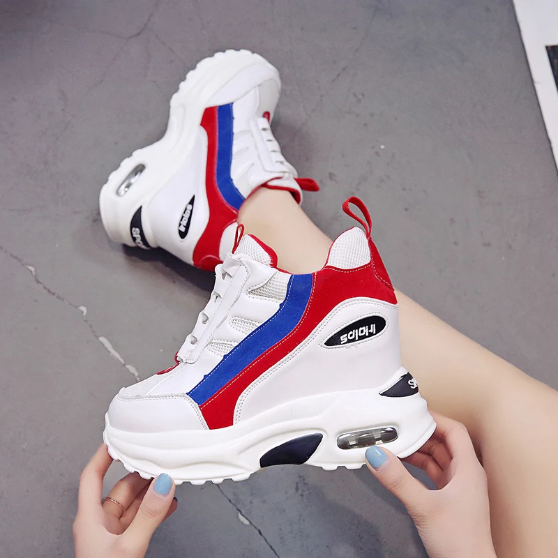 Женские кроссовки на танкетке 9 см кожаные дышащие платформе и высоком каблуке