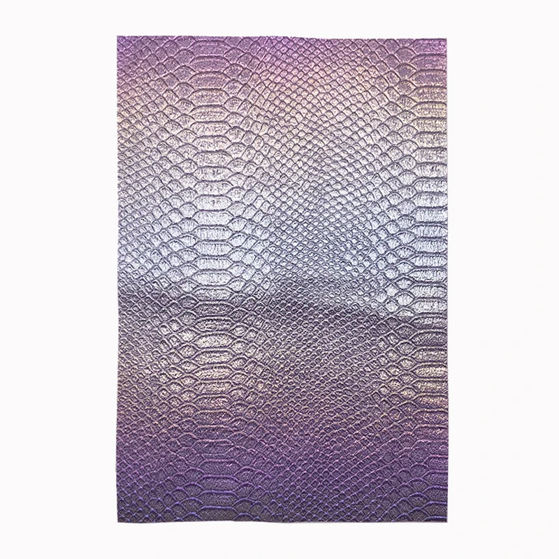 Фиолетовая объемная блестящая кожаная ткань с золотыми полосками искусственная