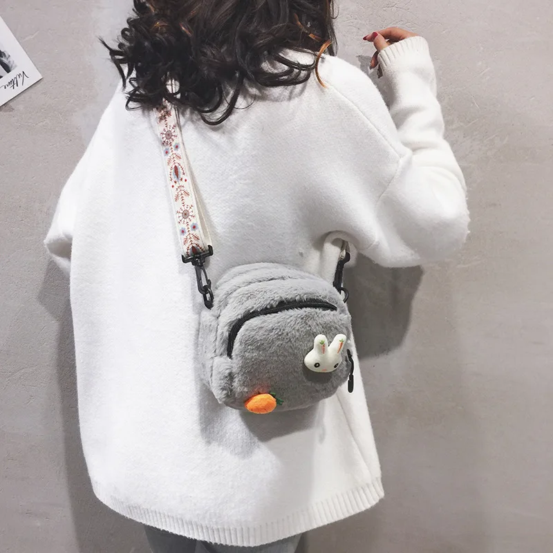 Женская сумка-мессенджер на плечо новинка 2020 осенняя и зимняя меховая маленькая