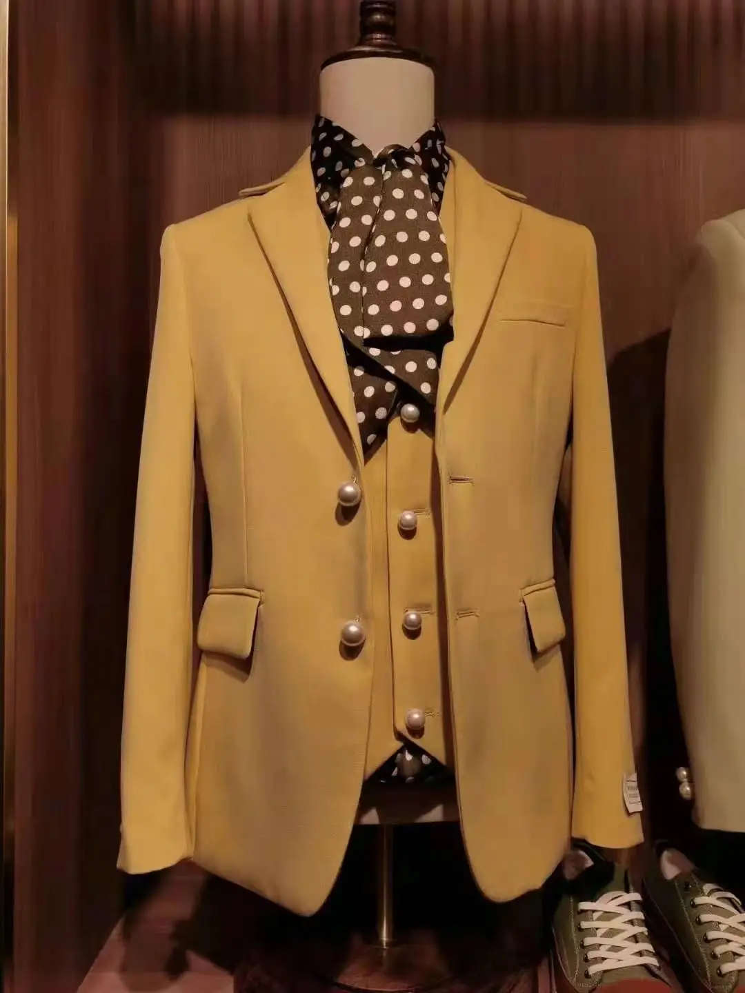 

2021 Latest design orange luxury pearl button groom wedding suits for men slim fit 3 piece fashion business party formal Blazer