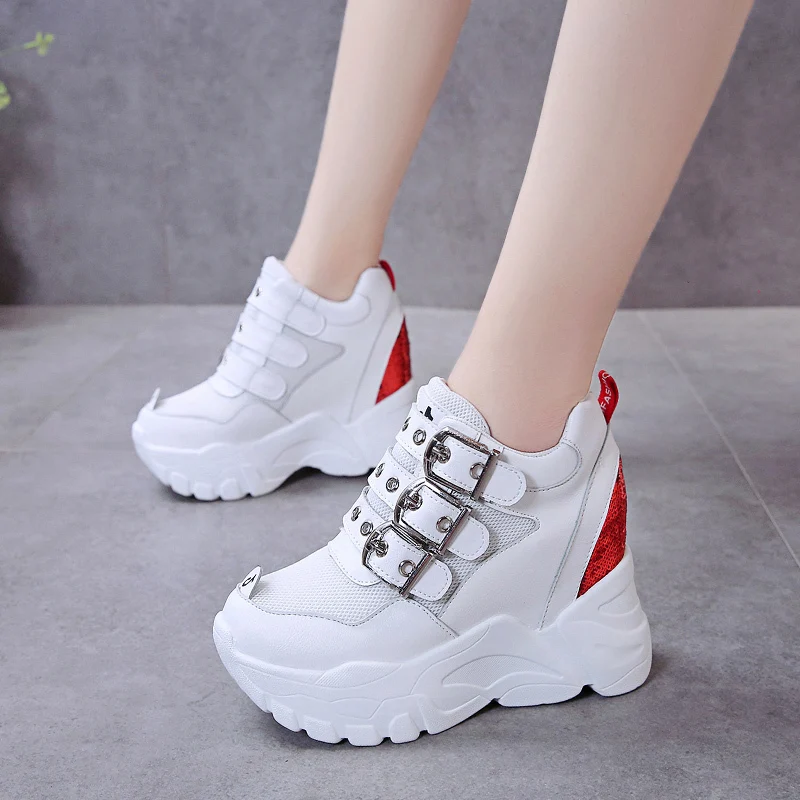 Женские кроссовки на танкетке 9 см белые из дышащей сетчатой ткани повседневная