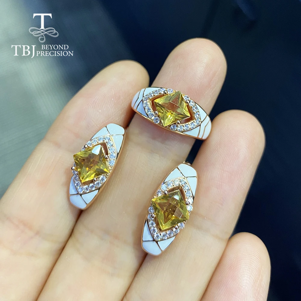 Набор украшений из кольца и сережек с натуральным сапфиром в классическом стиле