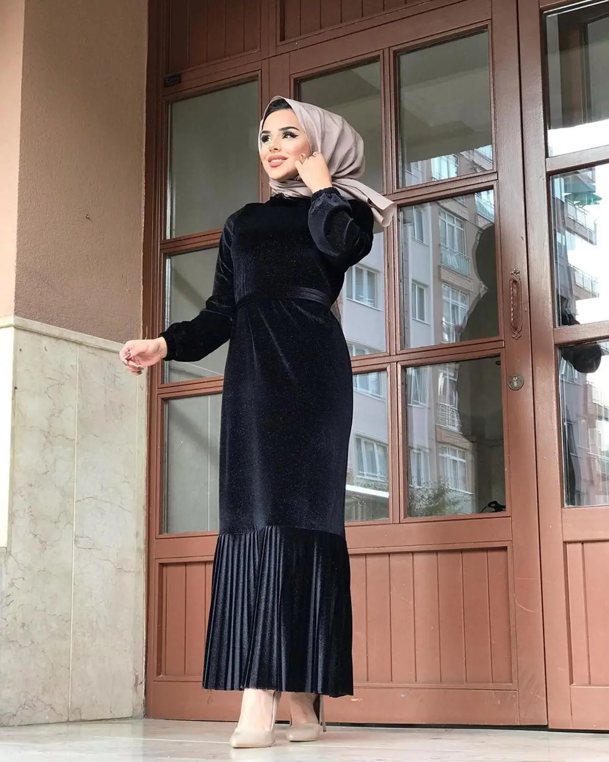 Женское длинное бархатное платье макси с подолом и складка рукавов элегантное