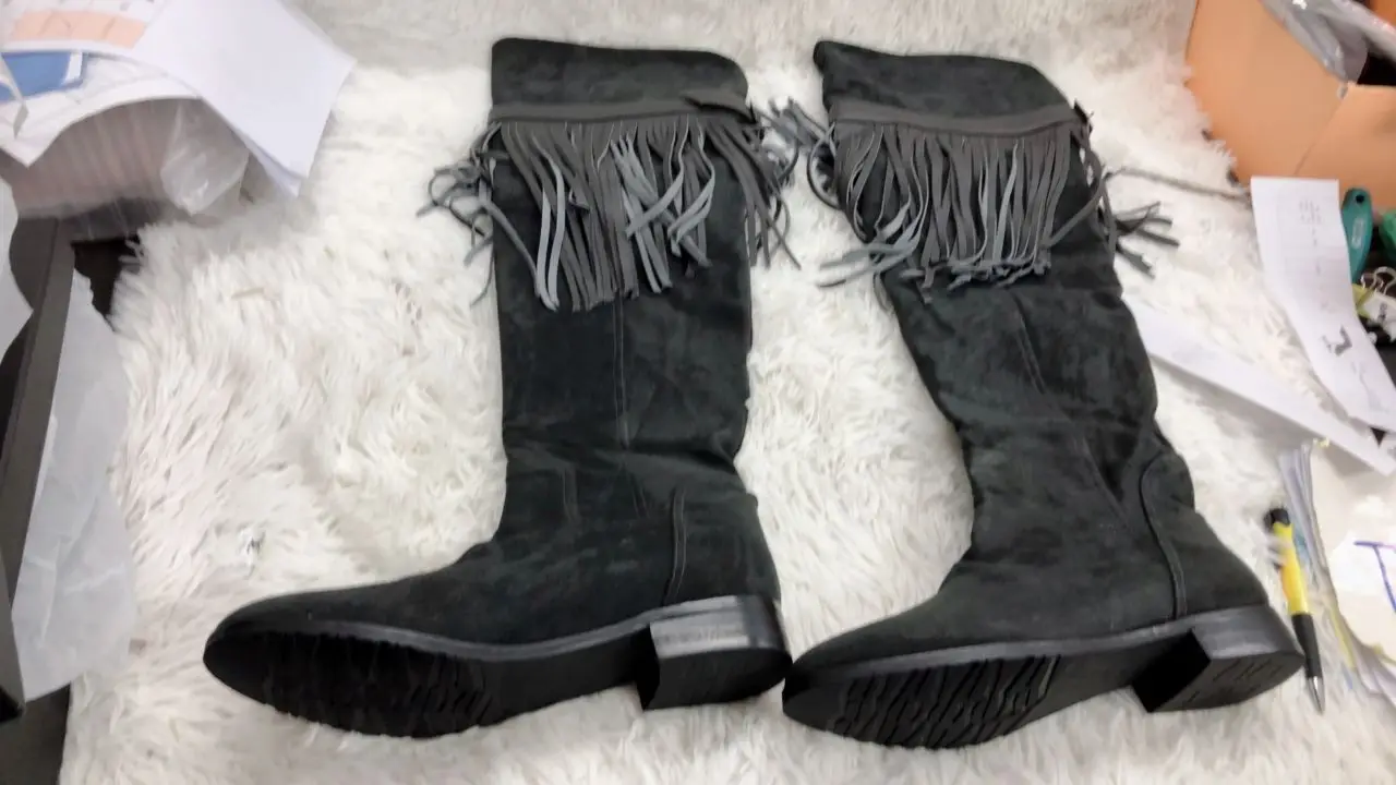 2017 г. новые стильные замшевые женские высокие сапоги с кисточками и ремнем