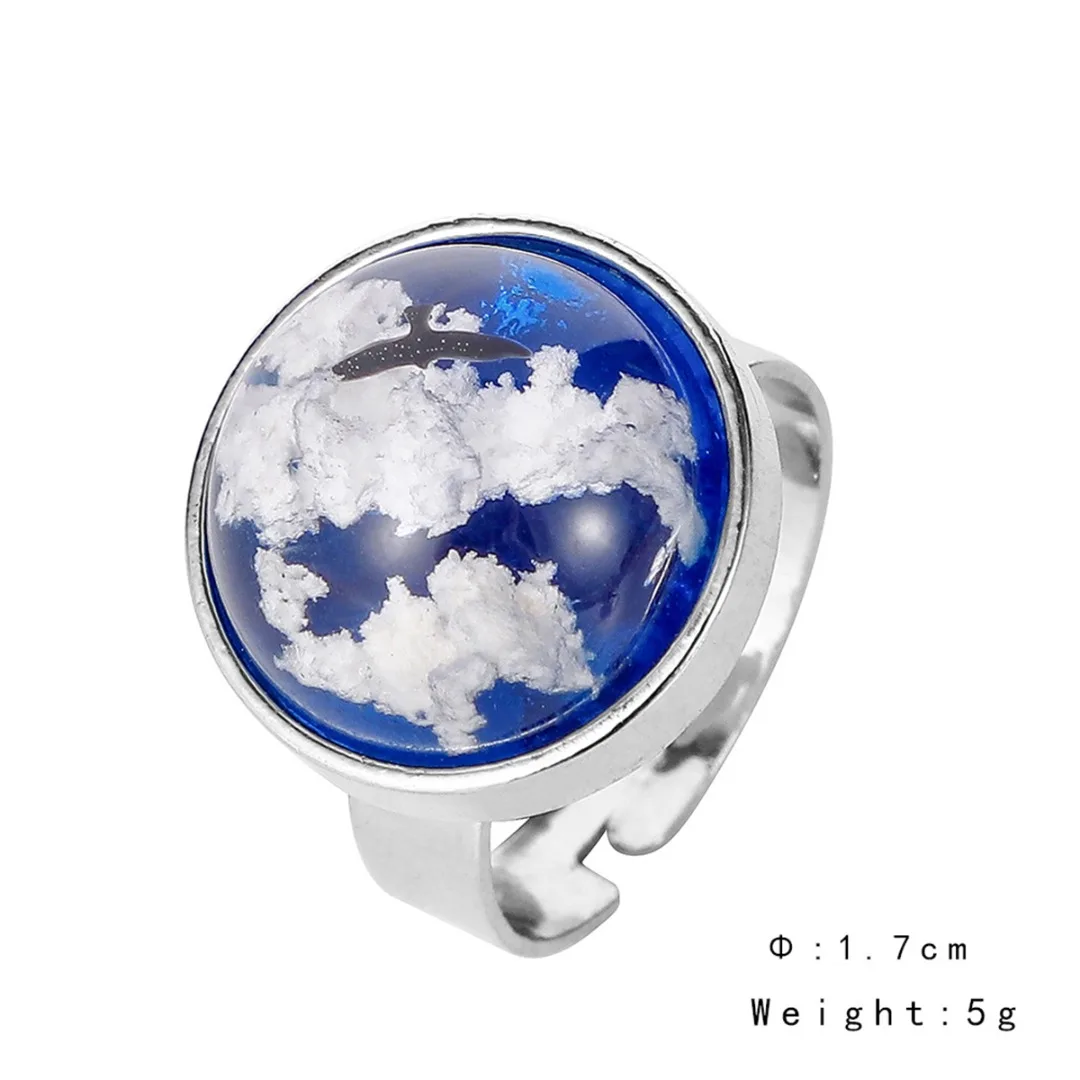 Геометрические круглые кольца в форме капли белого облака голубого неба