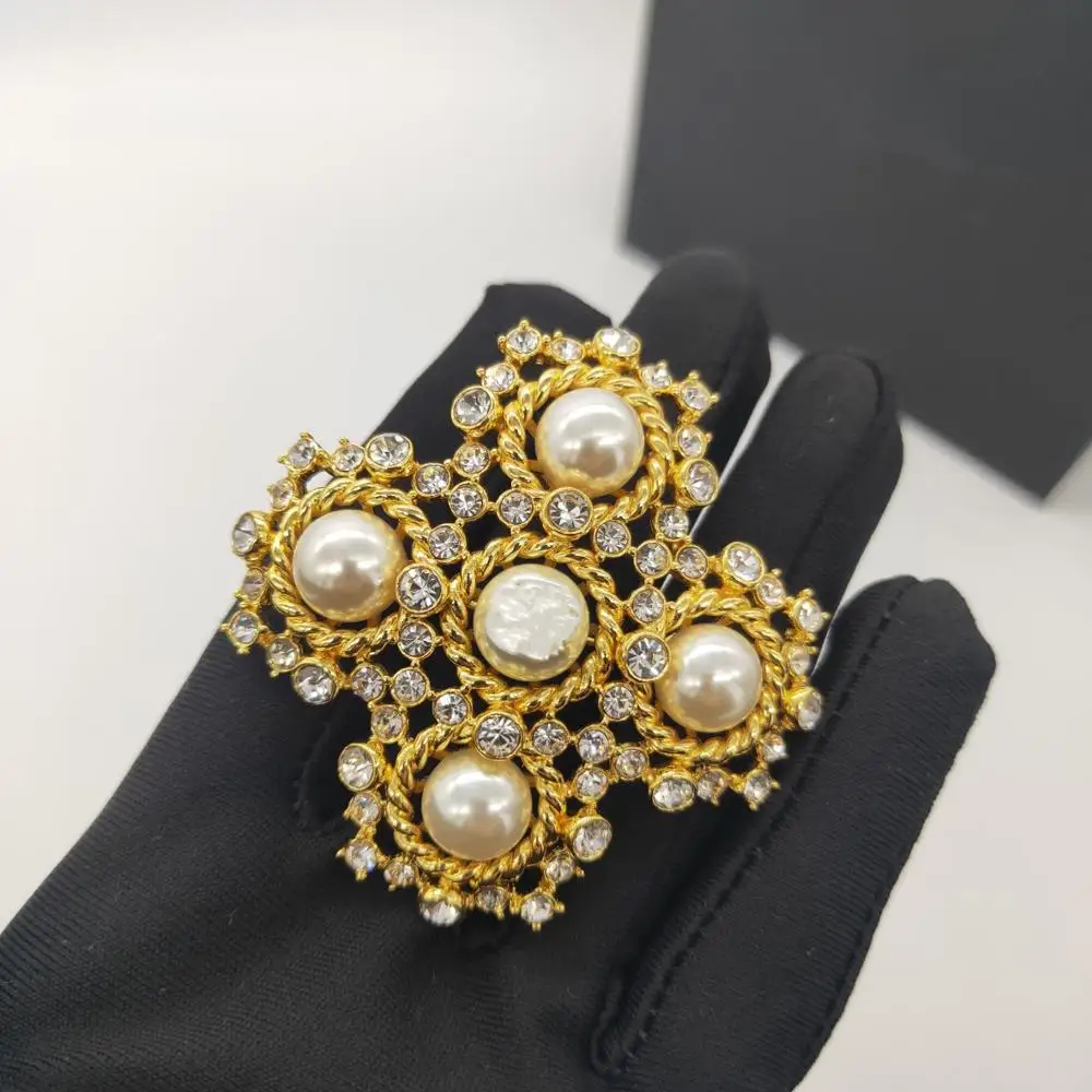 

Hot Brand Fashion Jewelry Vintage Camellia Flower Style Cross Brooch Sweater Jewelry Light Gold Color Fine Top Quality Pearls