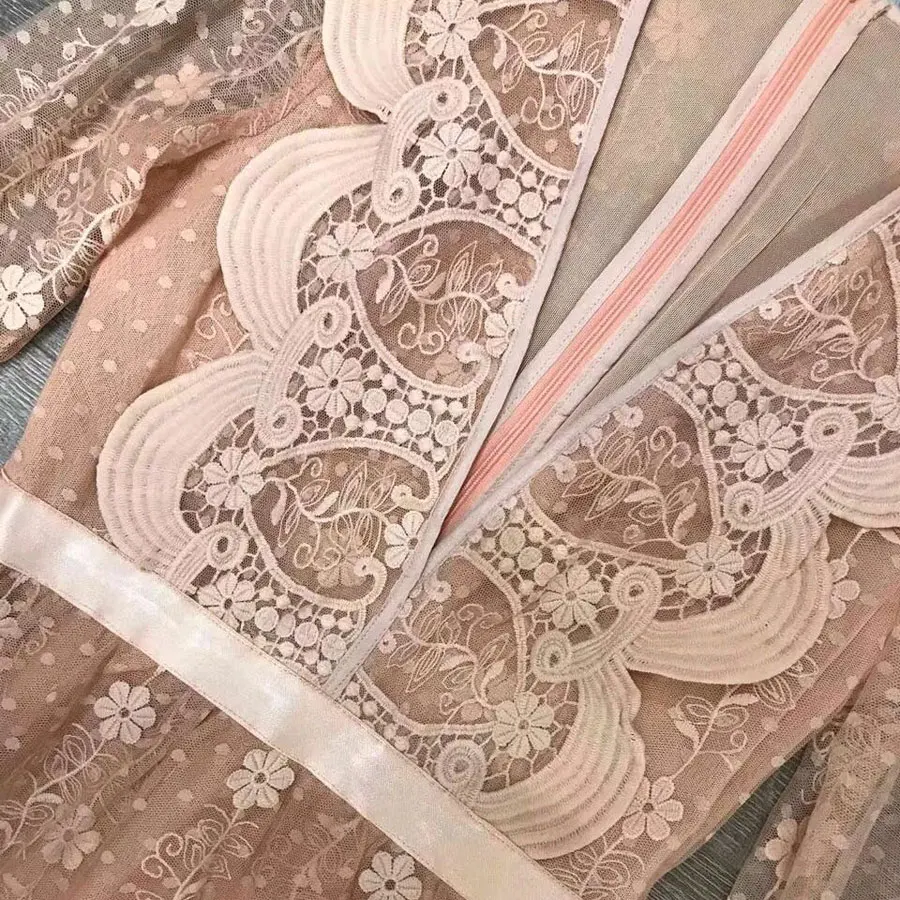 Женское кружевное платье с рюшами розовое дизайнерское привлекательное мини