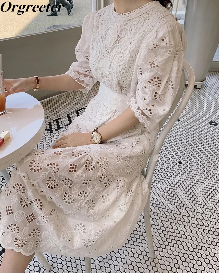 Женское кружевное платье белое свободное черное с круглым вырезом и коротким