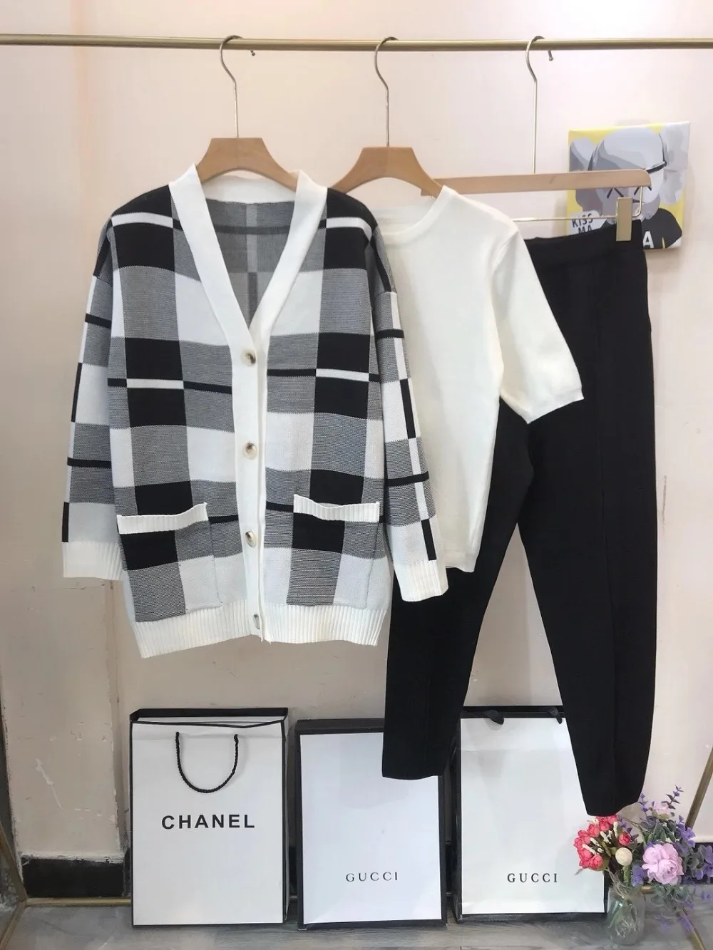 Женский трикотажный костюм ALPHALMODA короткий пуловер + клетчатый кардиган брюки