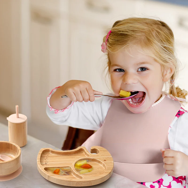 Feed item. Девочка ест суп. Счастливый ребенок ест суп. Ребенок облизывает тарелку. Капризный ребенок с ложкой супа.