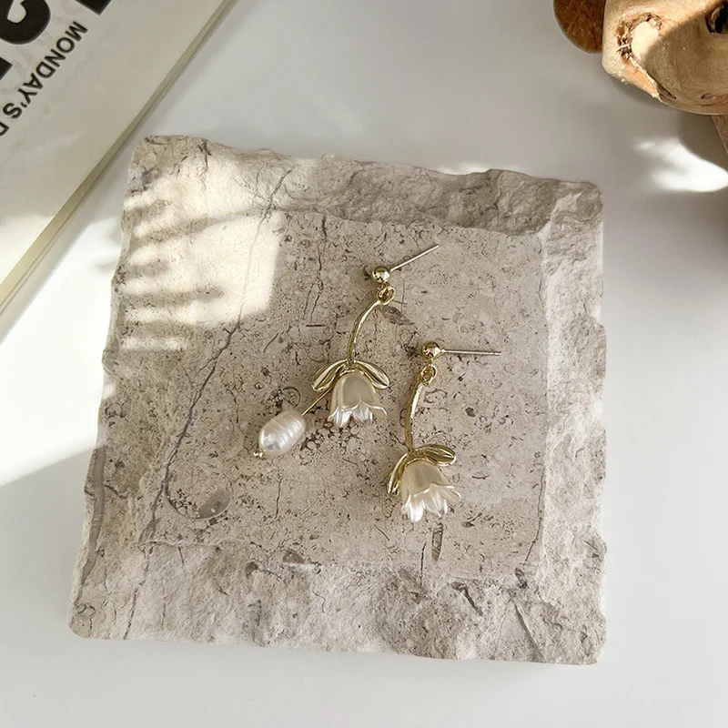 

LOVOACC French Romantic White Shell Tulip Pendant Earring for Women Lady Gold Color Flower Asymmetric Dangle Earrings Oorbellen