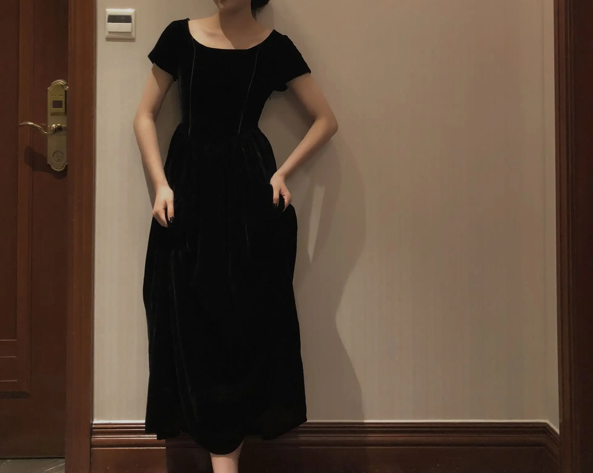 

2021 spring and summer new Korean version slim court style open back gold velvet long skirt waist small black skirt