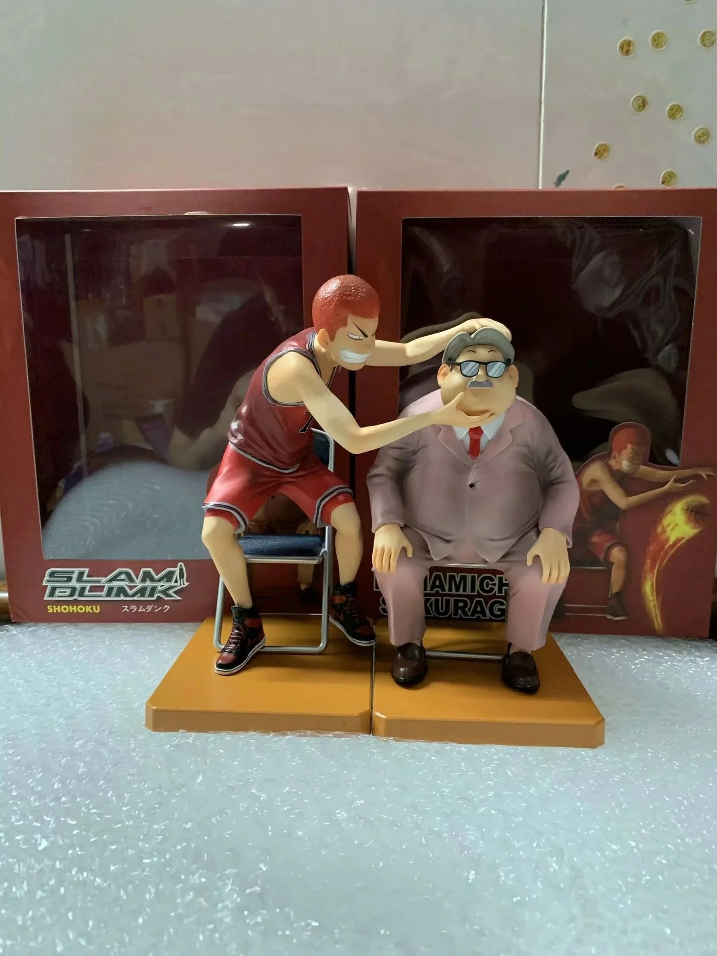 

Аниме Slam Dunk Sakuragi Hanamichi дает тренеру Mitsuyoshi Anzai массажный табурет для лифтинга лица статуя в коробке фигурки аниме