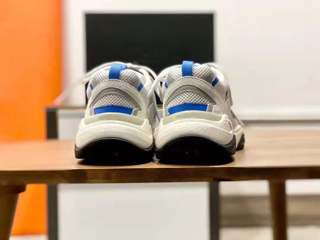 Синие кроссовки на массивной подошве |