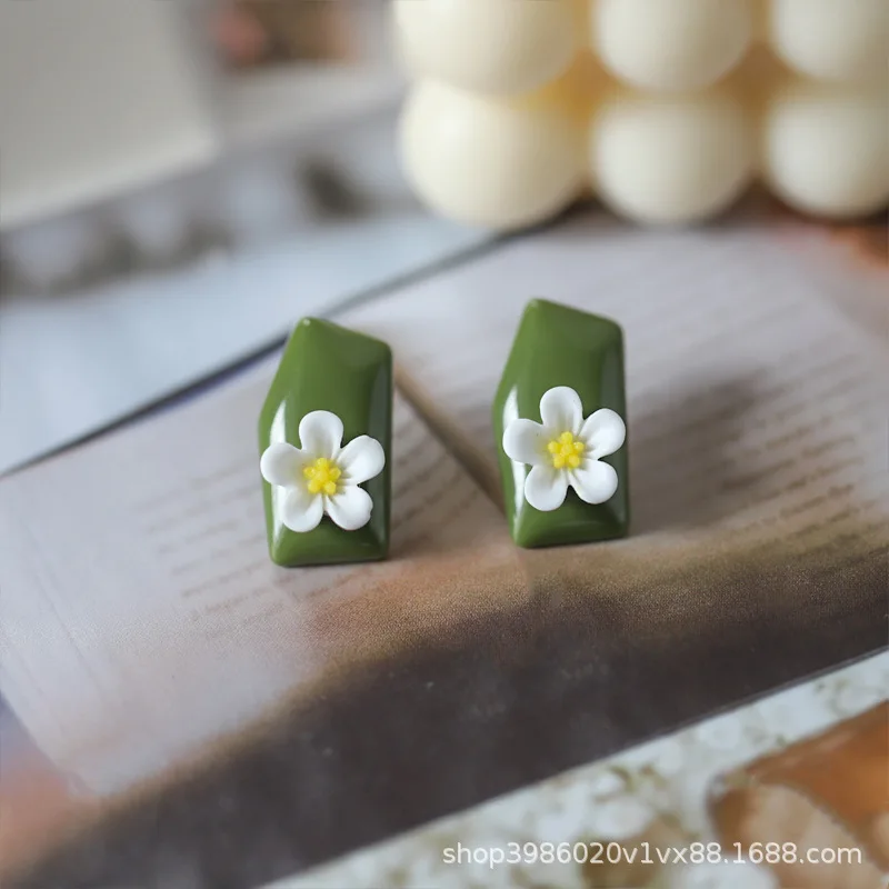 

Женские креативные серьги, с зеленым и белым цветком авокадо, сказочные серьги