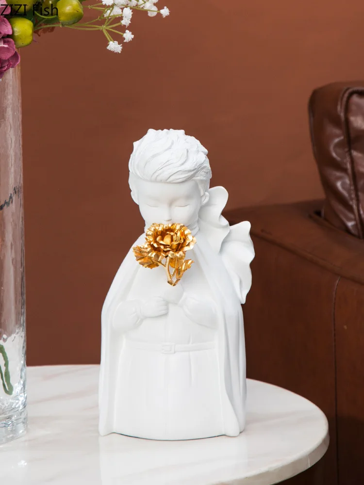 Статуя принца из смолы и золотые украшения с розами для гостиной настольный