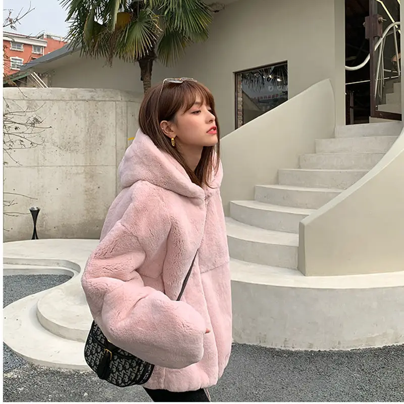 

Women 2021 Winter Fashion Fake Rex Rabbit Fur Hooded Coat Female Loose Thicken Warm Outwears Ladies Short Faux Fur Jackets Q552