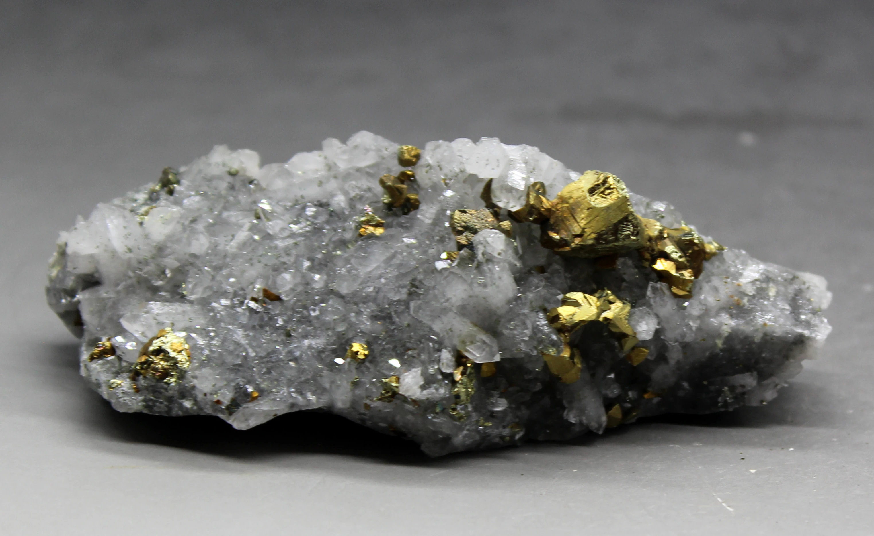 157 г натуральный Блестящий chalcopyrite и кристаллический симбиотический минеральный