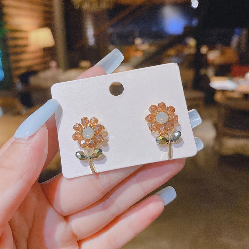 Новые корейские милые серьги-гвоздики с цветами и кристаллами для женщин