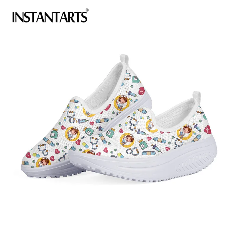 

INSTANTARTS медицинских послеоперационных дизайн женская обувь для танцев; Обувь с героями мультфильмов узор с изображением сиделки без шнуровк...