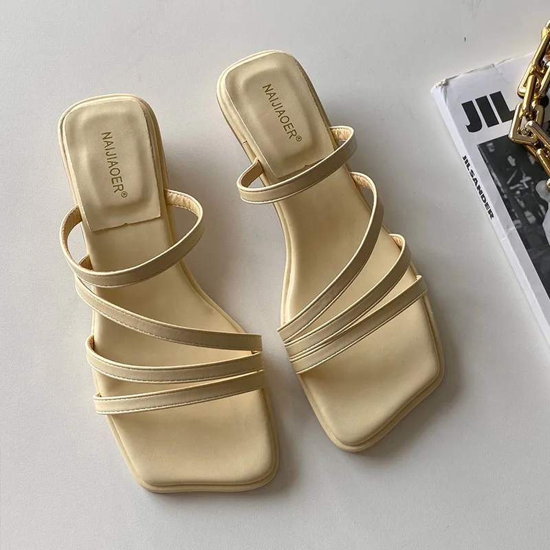 

2021 Fashion Square Low Heel Women Sandal Summer Narrow Band Slides Outdoor Casual Beach Slipper Ladies Squae Toe Flip Flop