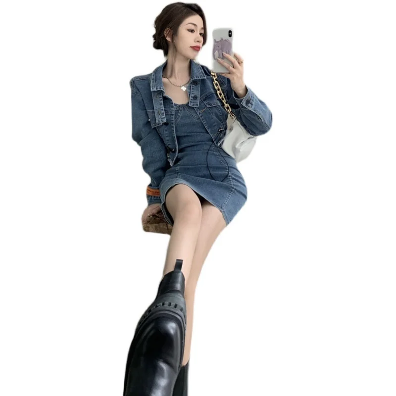 Женское джинсовое короткое платье с запахом и длинным рукавом |