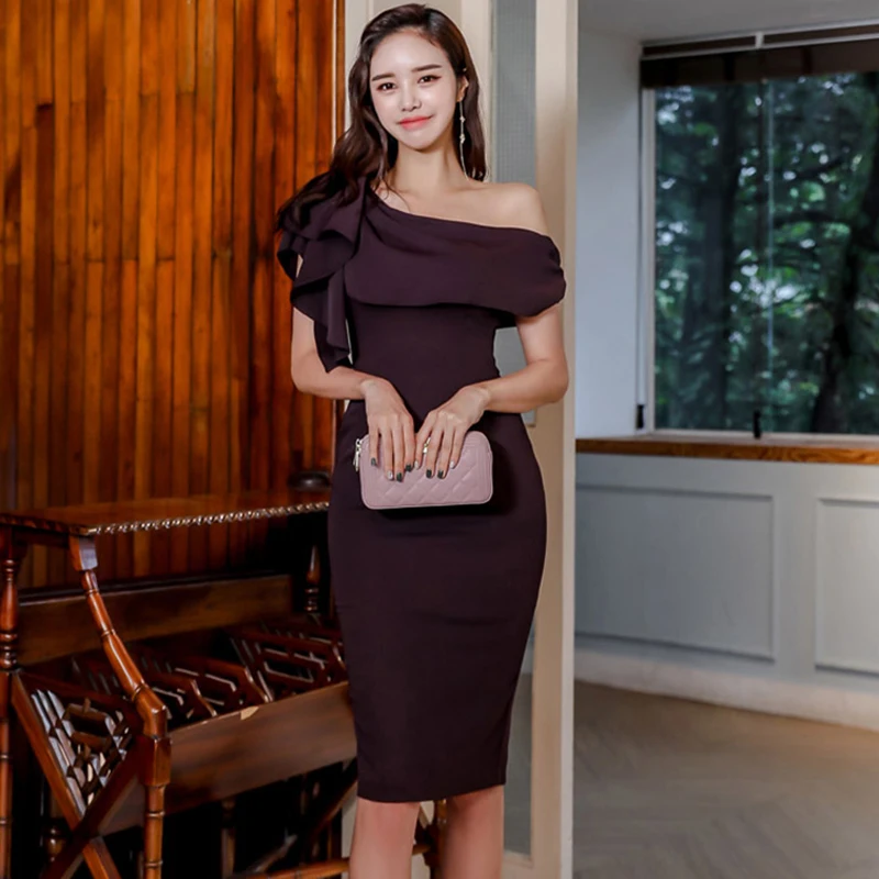 Элегантное платье-карандаш с воротником-лодочкой открытыми плечами и оборками