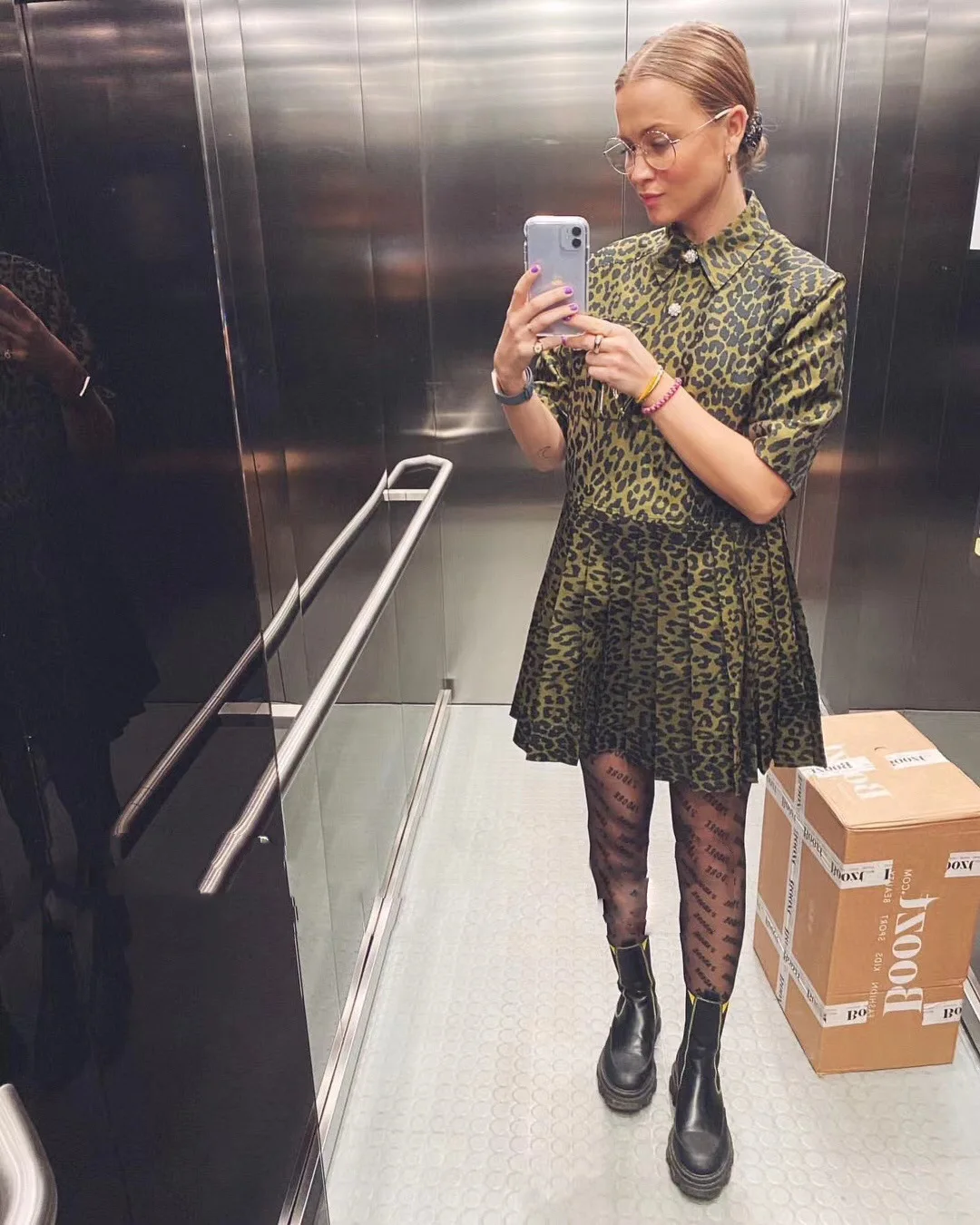 

Leopard Jacquard Women Short Dress 2021 New Turn-Down Collar Office High Waist Pleated Mini Dresses Robes With Crystal Buttons