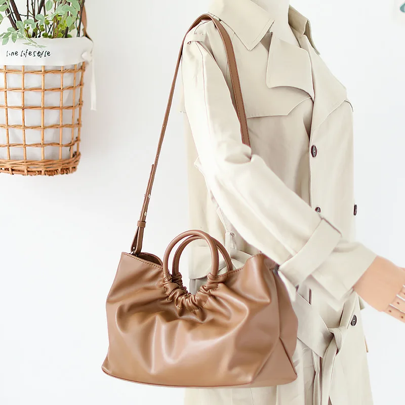 

Women Fashion Vegan Leather Handbag Lady PU Leather Luxury Designer Big Capacity Pleated Circular Handle Tote Bag Messenger Bag