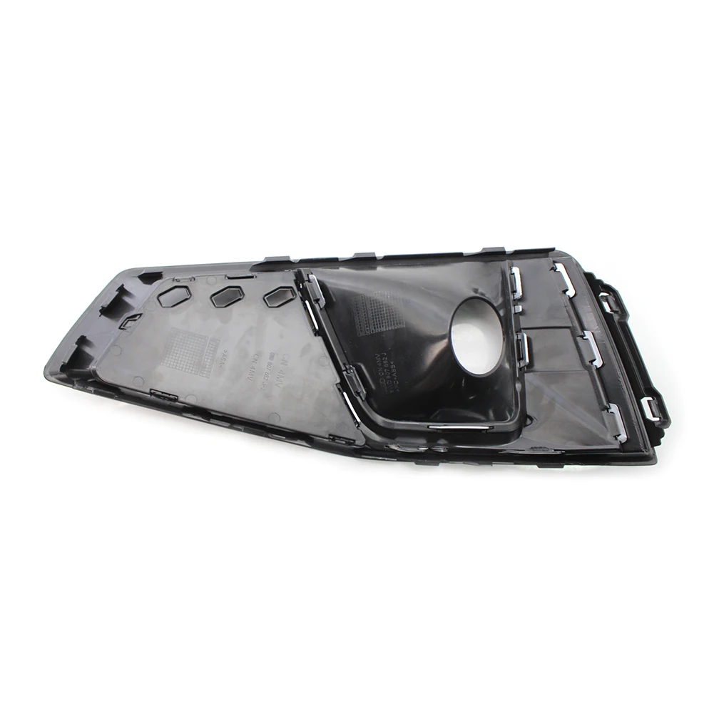 Решетка переднего бампера автомобиля передняя правая противотуманная фара