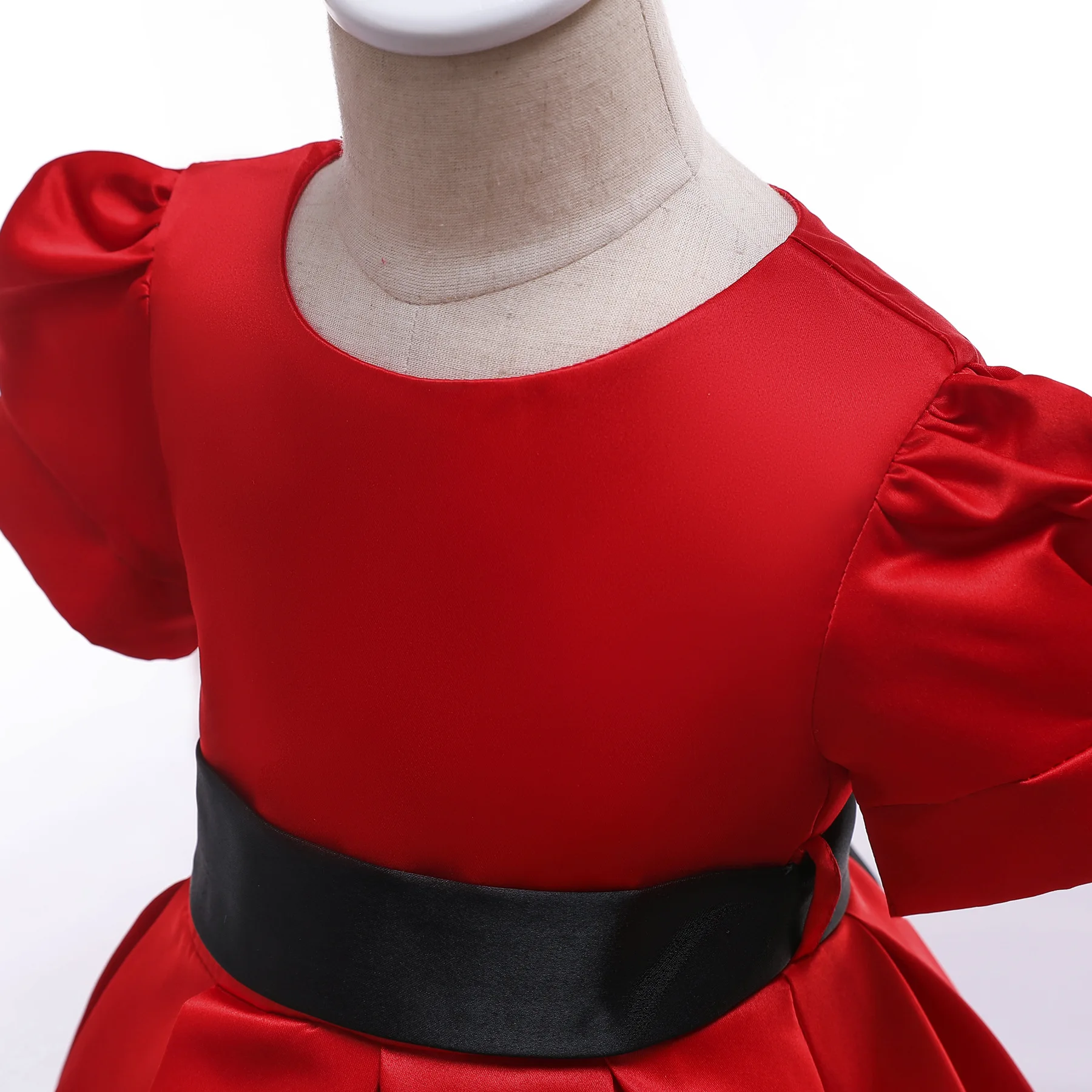 Детское атласное платье с коротким рукавом черное до середины икры поясом