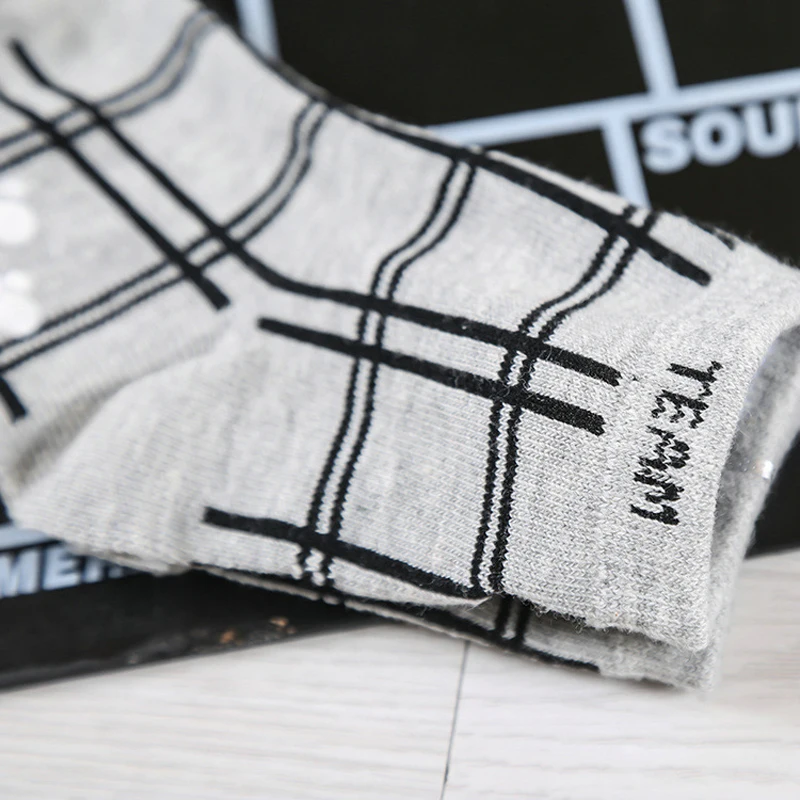 Полосатые черно-белые хлопковые нескользящие носки в клетку на резиновой