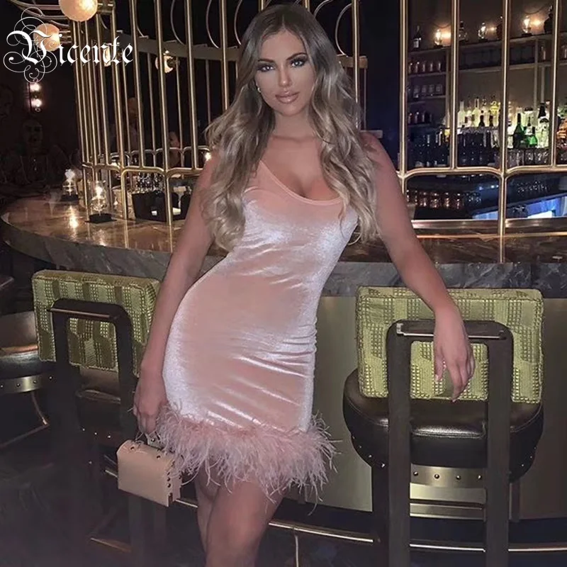Женское бархатное платье с перьями VC розовое на тонких бретельках облегающее для