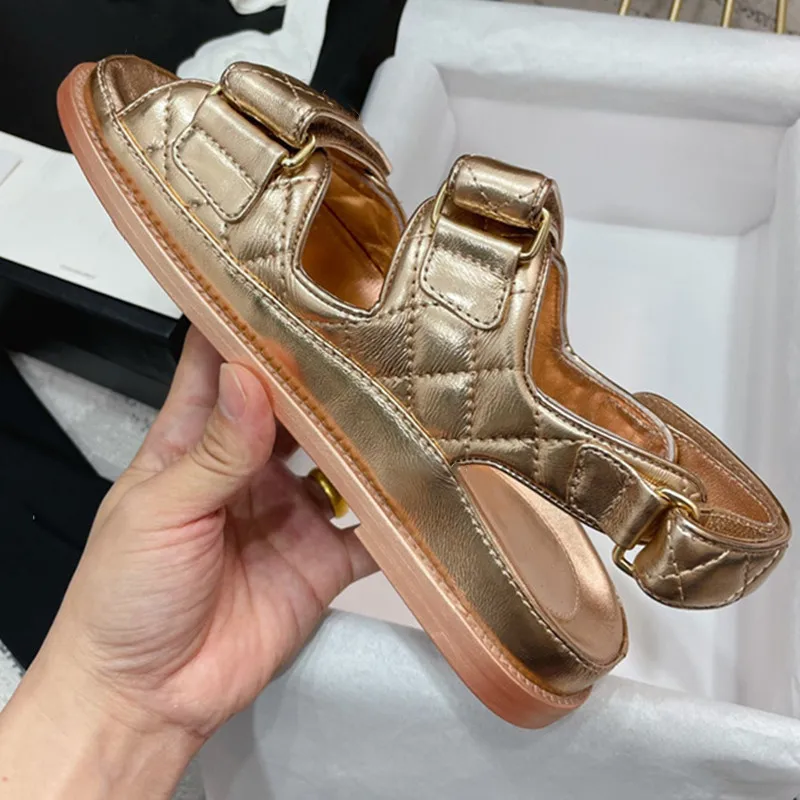 

The Latest Classic Catwalk Sandal Luxury Designer Women's Metal Drill Button Breathable Fast Drying Flat Leather Sandals 35-40