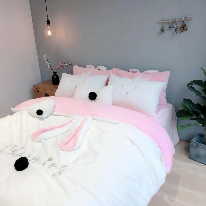 Комплект бархатного постельного белья с кристаллами натуральными кроличьими