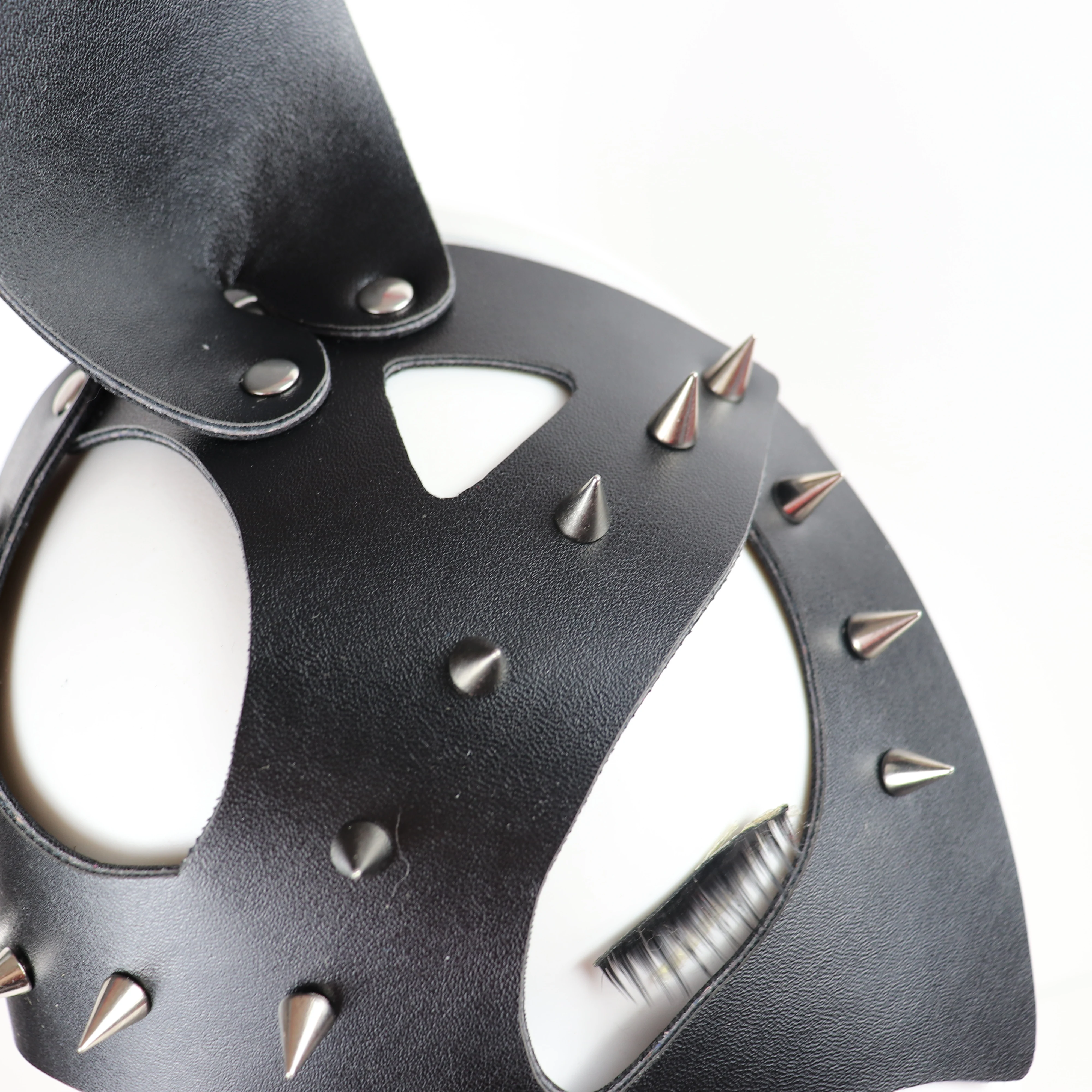 UYEE серии пикантной кожаной обуви с кошка маска острым носком украшенные