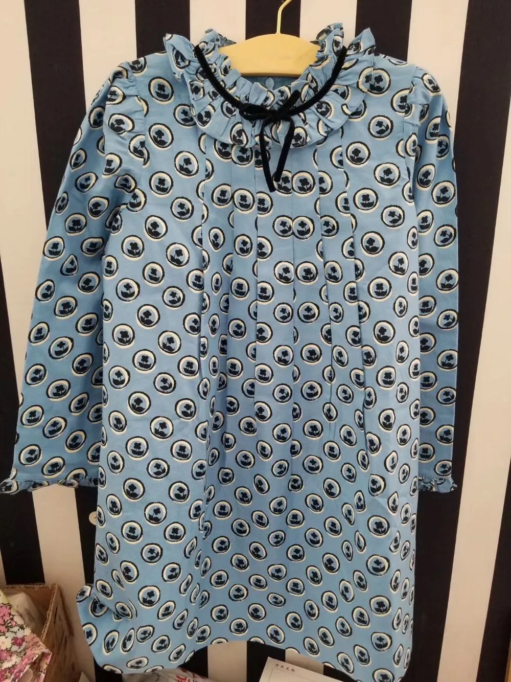 Модная одежда для маленьких девочек синее платье с длинным рукавом и цветочным